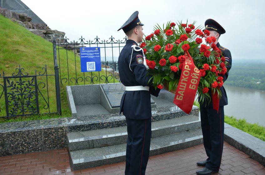 В Уфе состоялось возложение цветов к памятнику Салавату Юлаеву
