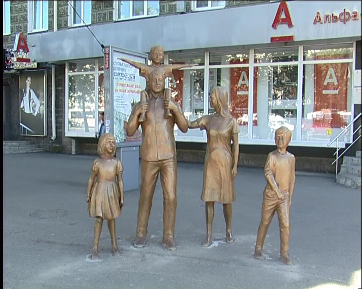 Уфа установила памятник семье с детьми