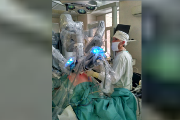 В Уфе впервые в России врачам помогал проводить операцию робот
